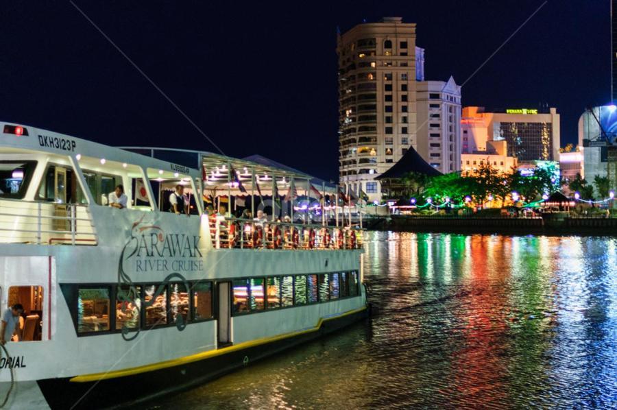Riverbank Suites Waterfront Kuching Exterior foto