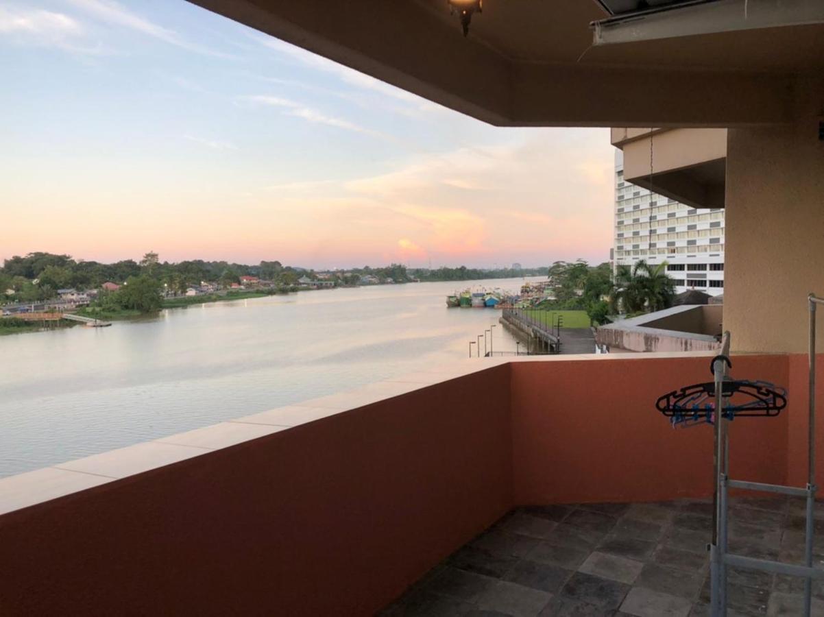 Riverbank Suites Waterfront Kuching Exterior foto