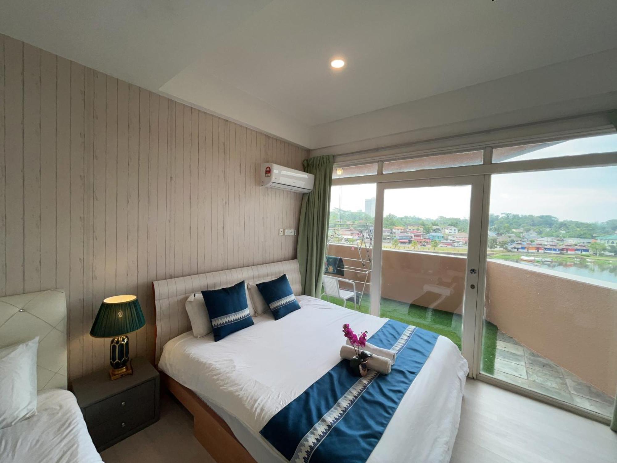 Riverbank Suites Waterfront Kuching Exterior foto